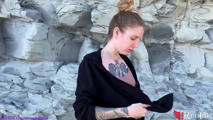 Развратная девчонка в татуировках шалит со своей киской на пляже