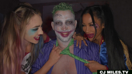 Хэллоунский тройничок с двумя горячими шлюхами и Джокером